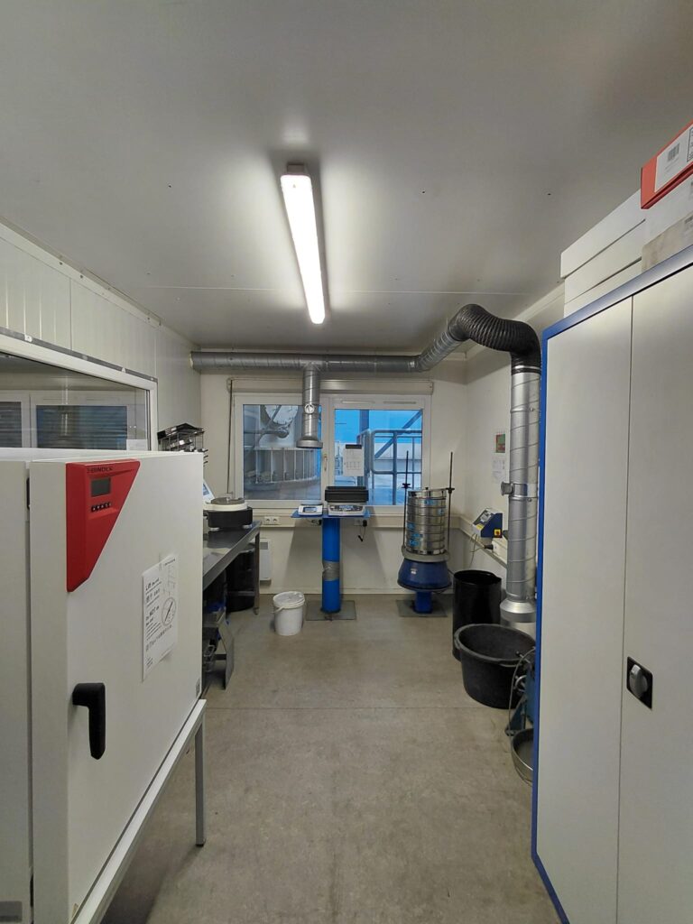 Zeefruimte met zeefopstellingen, afzuiging en droogovens